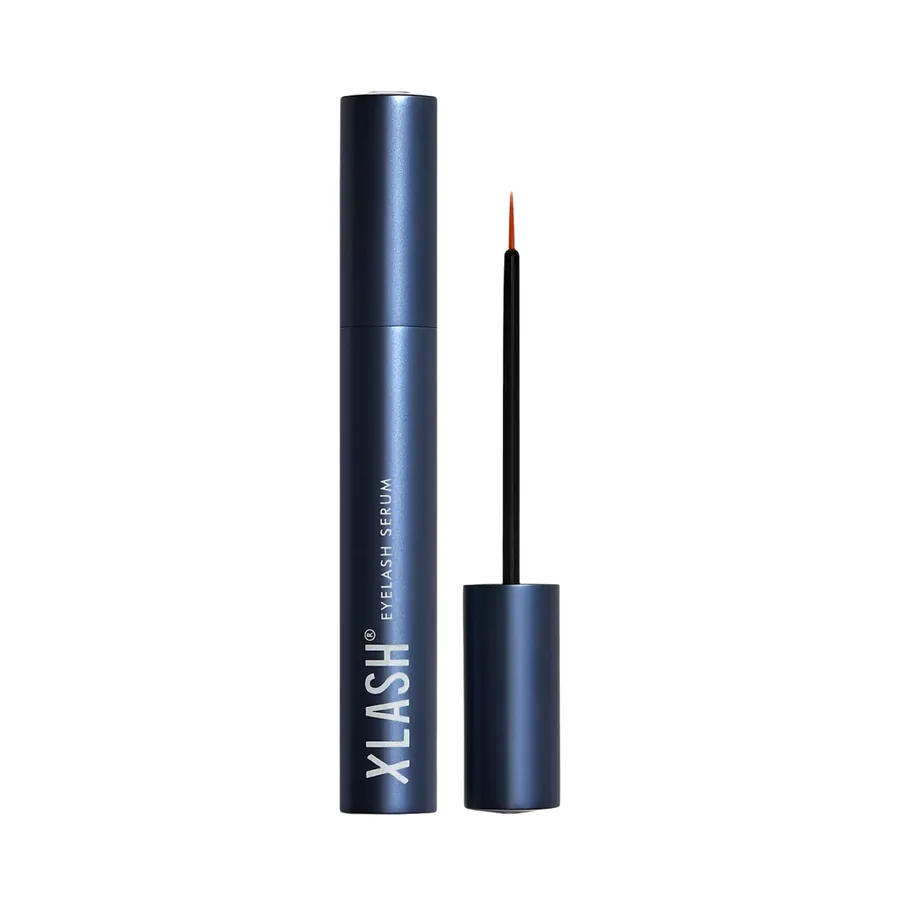 Xlash Eyelash Serum — flacone del siero per ciglia su fondo bianco